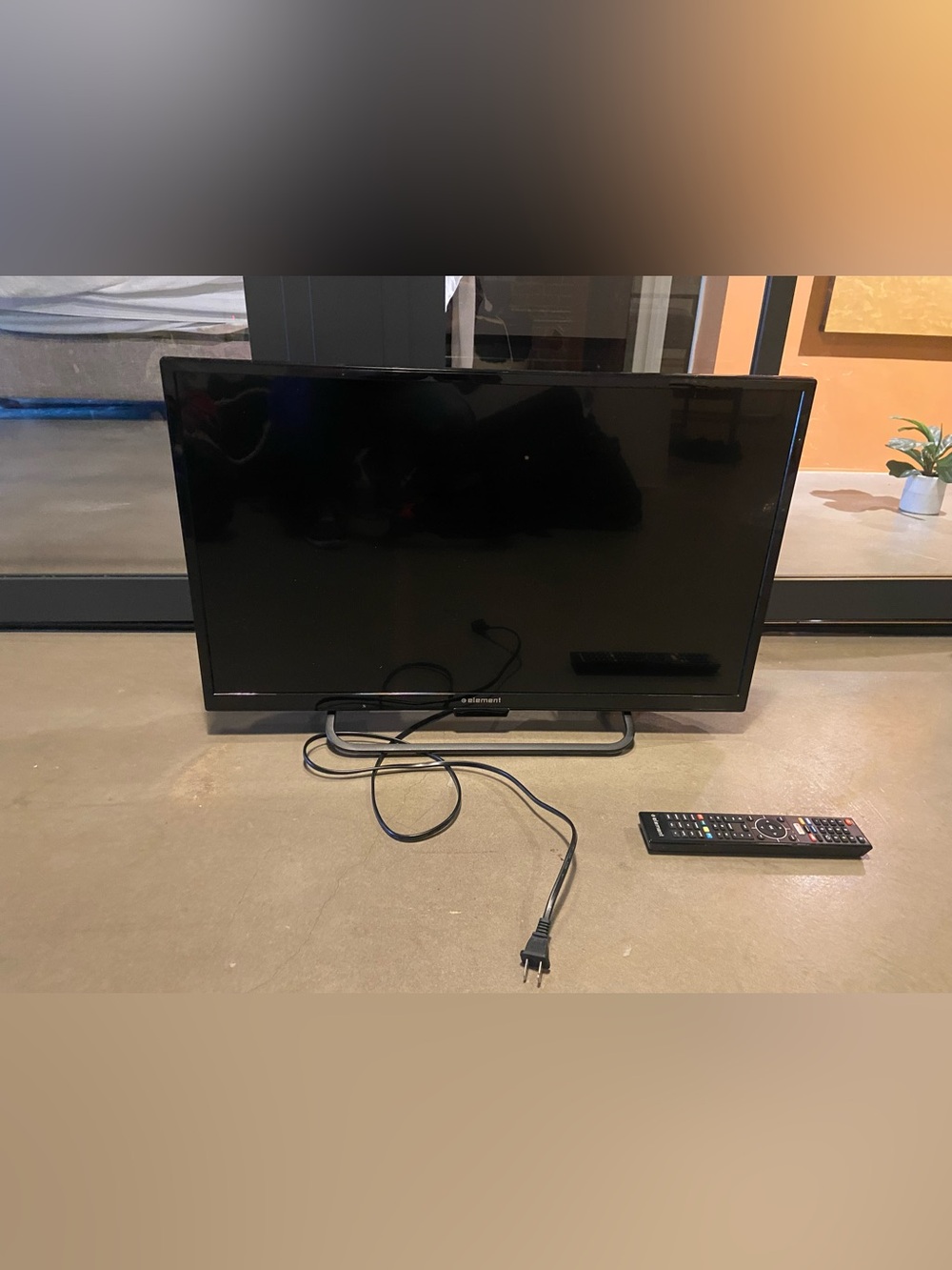 TV Television Element elst3216h 32” LED Smart TV + Remote